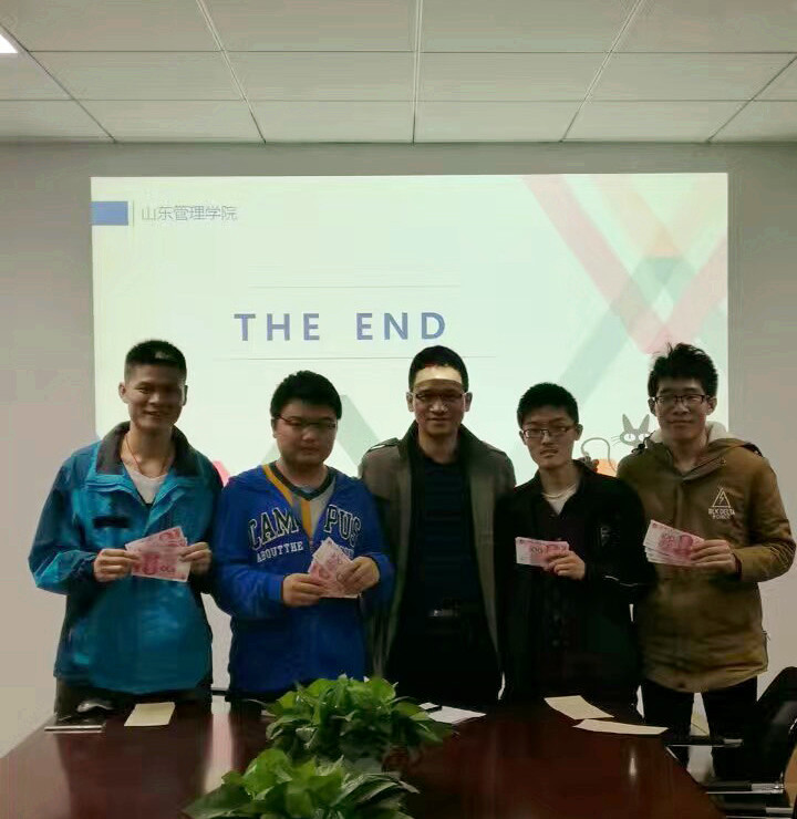 “有人杯”获奖者与古总合影并获得奖金