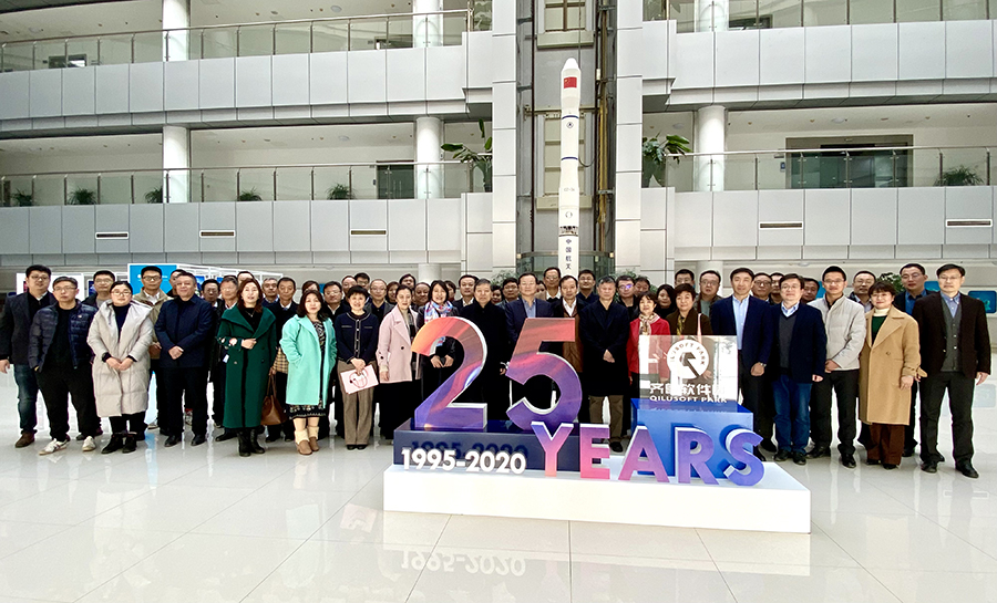 有人物联网董事长古欣(一排右三)与参观代表合影留念 有人物联网董事长古欣(一排右三)与参观代表合影留念