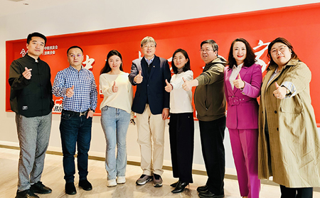 中欧国际工商学院经济学与金融学教授、吴敬琏经济学教席教授许斌及校友一行莅临有人物联网参观交流